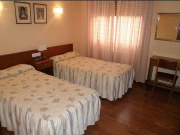 Hostal Ezequiel Los Arcos Exterior foto